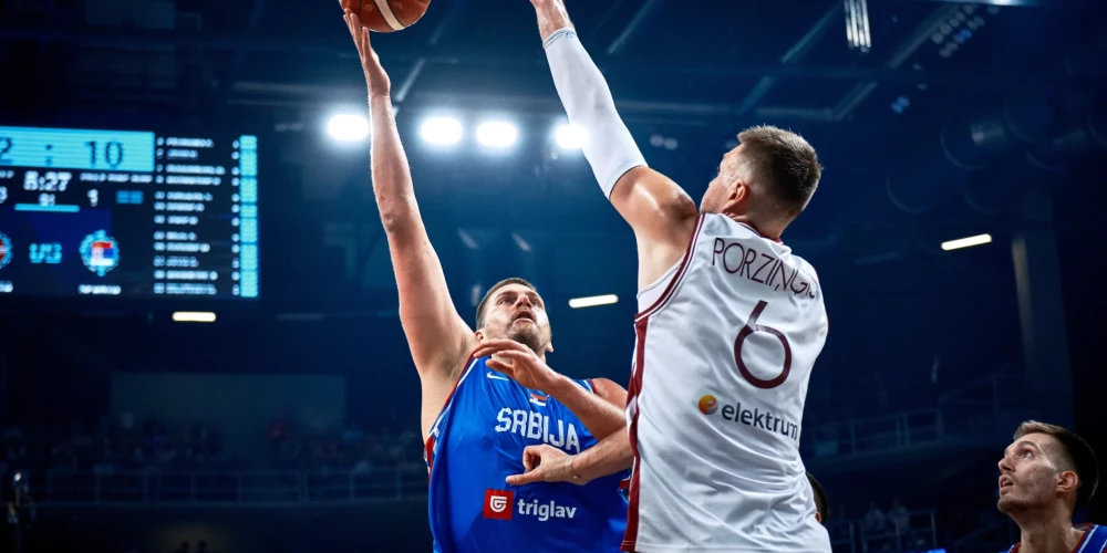 Nikola Jokičs no mediju uzmanības izvairās, Kristaps Porziņģis pat smīdina.