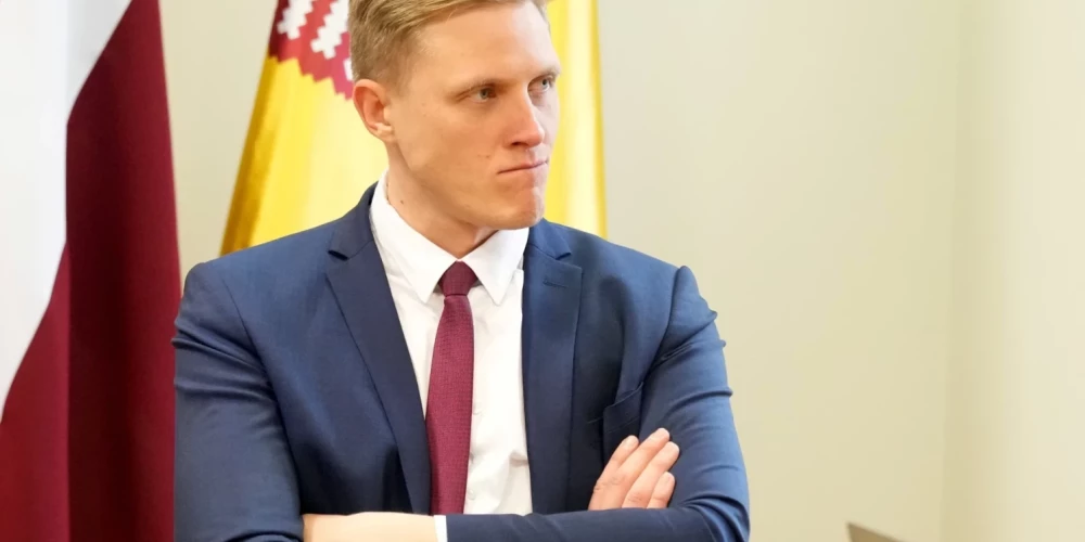 Депутату Национального объединения Янису Домбраве нужны деньги российских пенсионеров.