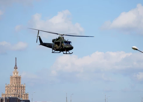 Показательные выступления Национальных вооруженных сил и союзных войск во время военных учений Namejs 2025 на Закюсале.