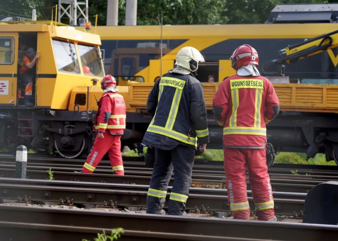 Pasažieru vilciena un drezīnas sadursme: izmeklēšana atklāj drošības noteikumu pārkāpumu
