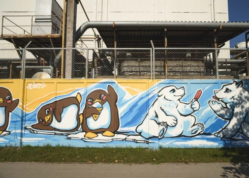 Над созданием мурала работали шесть латвийских уличных художников.