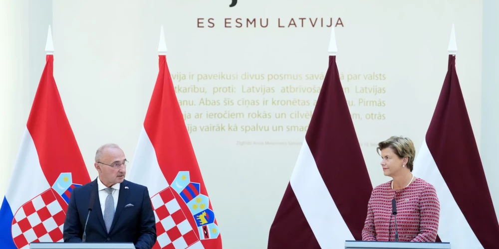 Latvijas ārlietu ministre Baiba Braže un Horvātijas ārlietu un Eiropas lietu ministrs Gordans Grličs-Radmans piedalās preses konferencē Ārlietu ministrijā.