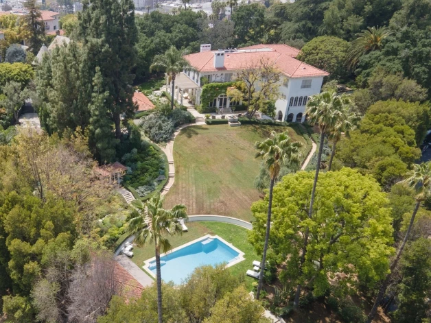 Andželinas Džolijas ģimenes māja Losandželosā, kuru viņa vēlas pārdot.