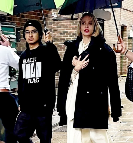 Andželina Džolija filmas uzņemšanas laukumā kopā ar dēlu Medoksu.