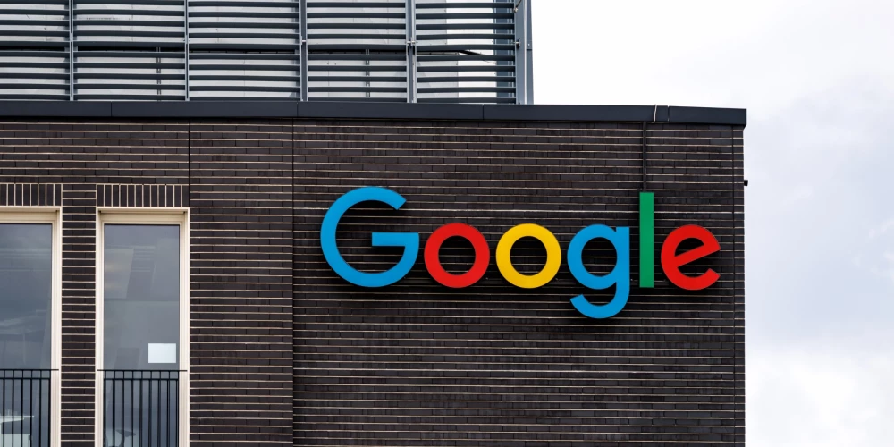 Eiropas Komisija (EK) piektdien noteica interneta tehnoloģiju uzņēmumam "Google" 2,95 miljardu eiro naudas sodu par Eiropas Savienības (ES) konkurences noteikumu pārkāpumiem, dodot priekšroku saviem digitālās reklāmas pakalpojumiem.