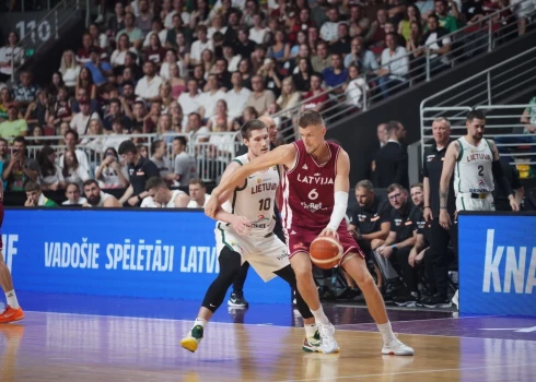 Kristaps Porziņģis pret Ažuoli Tubeli abu komandu pārbaudes spēlē šī gada 25. augustā.