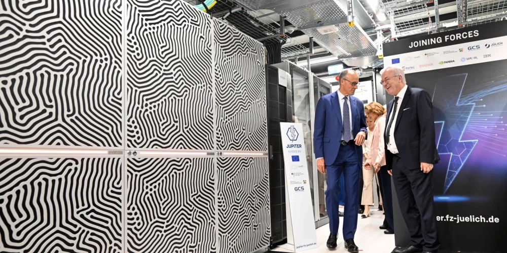 Vācijā piektdien sācis darboties Eiropā ātrākais superdators, kas tiks izmantots mākslīgā intelekta modeļu trenēšanai un zinātniskajām simulācijām, paziņojis Vācijas kanclers Frīdrihs Mercs.
