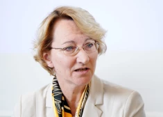 "Nevar teikt, ka mēs igauņiem tikai no pakaļas ejam" – izglītības ministre Melbārde par pāreju uz mācībām tikai valsts valodā