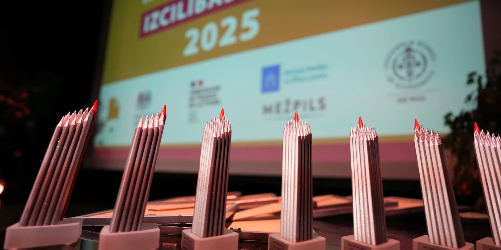  Pasniegtas ikgadējās Latvijas Žurnālistu asociācijas Izcilības balvas.