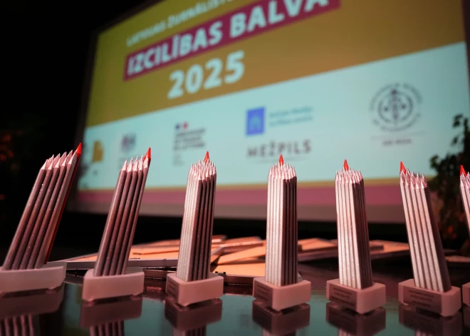  Pasniegtas ikgadējās Latvijas Žurnālistu asociācijas Izcilības balvas.