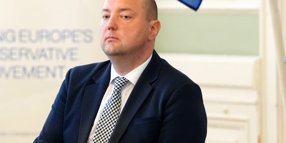 Ekonomikas zinātņu doktors, Latvijas Universitātes ekonomikas profesors un Ekonomikas un sociālo zinātņu fakultātes dekāns Jānis Priede 
