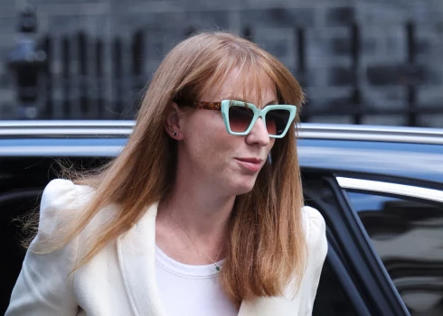 Lielbritānijas premjerministra vietniece Andžela Reinera piektdien atkāpusies no amata pēc tam, kad neatkarīga izmeklēšana atklāja, ka viņa nav ievērojusi valdības ministriem noteiktos ētikas standartus, nesen iegādājoties jaunu mājokli.