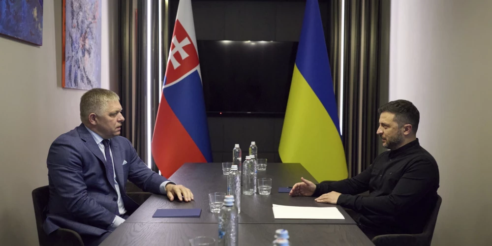 Ukrainas prezidents Volodimirs Zelenskis piektdien tikās ar Slovākijas premjerministru Robertu Fico. 