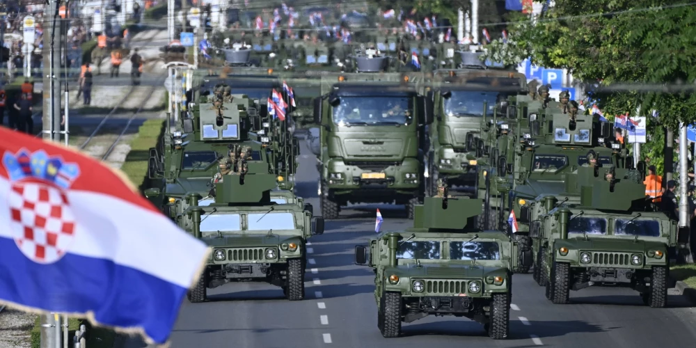 Horvātijas aizsardzības ministrs Ivans Anušičs piektdien paziņojis, ka Horvātija neplāno sūtīt karavīrus uz Ukrainu potenciālo drošības garantiju ietvaros.