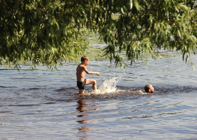 Купаться еще можно! В Риге температура воды поднялась до +20 градусов