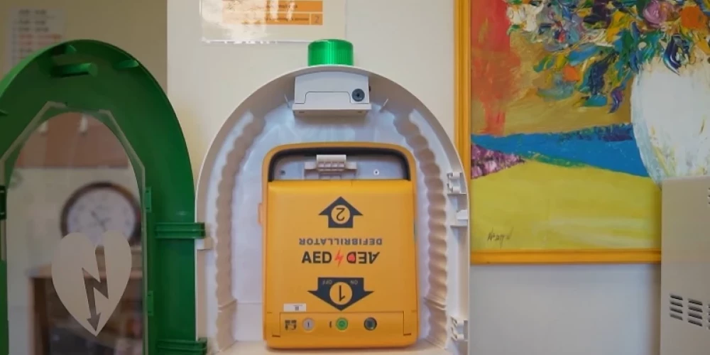 Дефибрилляторы обязательны в школах с более чем 700 учениками.