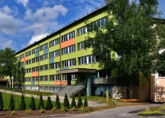 Jēkabpils skolā no griestiem nokritušas putuplasta plāksnes