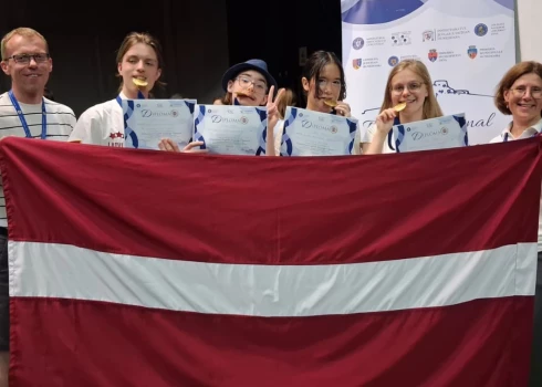 Latvijas skolēni gūst uzvaru komandu sacensībās Starptautiskajā angļu valodas olimpiādē Rumānijā.