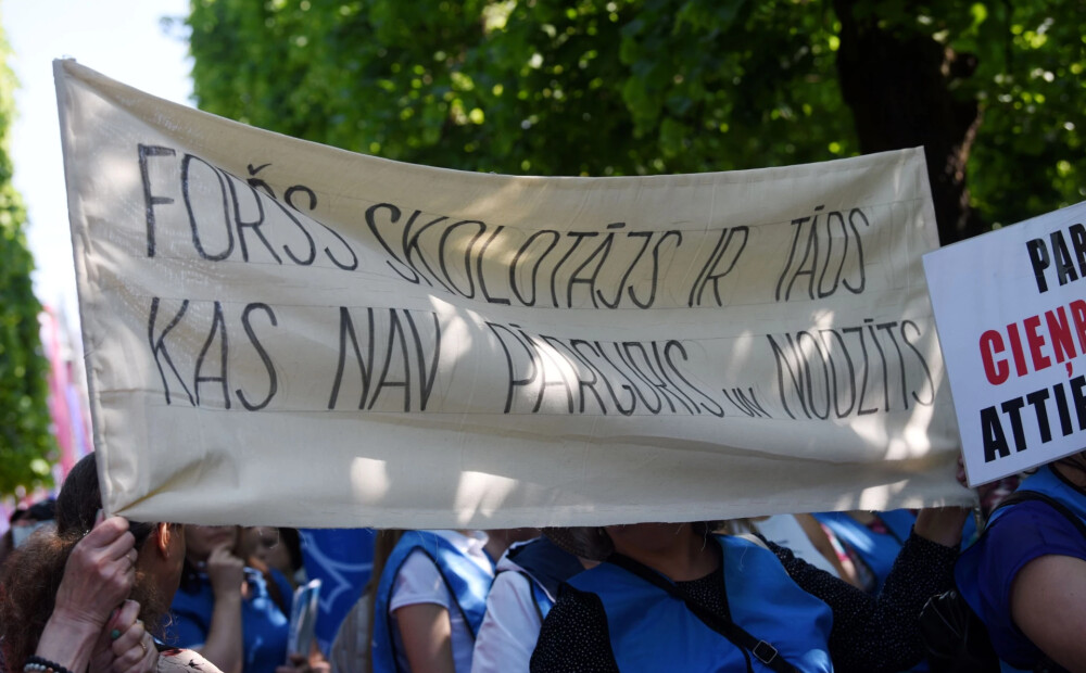 Vairāk nekā 10 000 cilvēku atbalstījuši priekšlikumu pedagogiem ļaut agrāk pensionēties