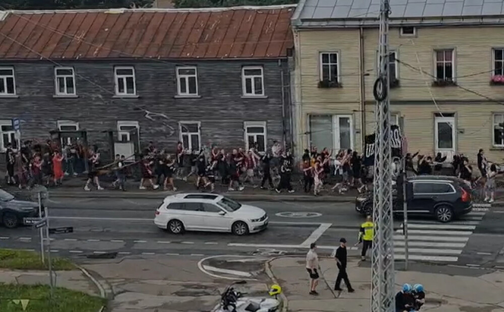 VIDEO: pirms dueļa ar Serbiju Latvijas līdzjutēji ielās rada īstus futbola svētkus