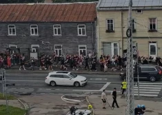 VIDEO: pirms dueļa ar Serbiju Latvijas līdzjutēji ielās rada īstus futbola svētkus