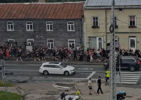 Latvijas fani iziet ielās.