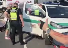 Pirms izšķirošās spēles pret Lietuvu pie arēnas soda Latvijas izlases fanus.