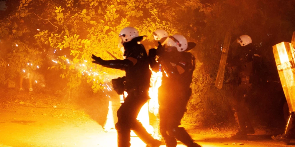 Serbijā protesti atkal pārauguši policijas un demonstrantu sadursmēs. 