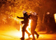 Serbijā protesti atkal pārauguši policijas un demonstrantu sadursmēs