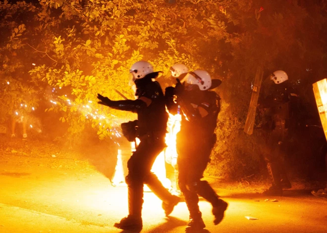 Serbijā protesti atkal pārauguši policijas un demonstrantu sadursmēs