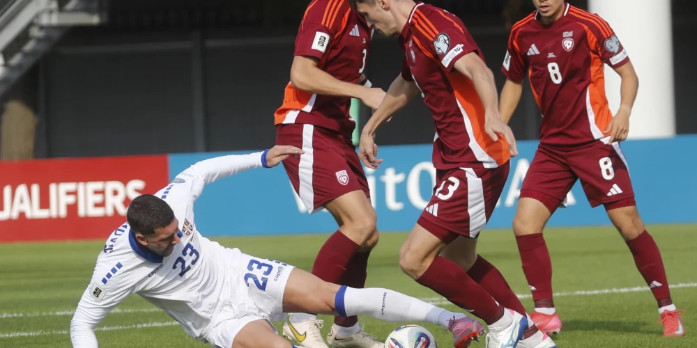 Latvijas futbolisti Pasaules kausa kvalifikācijas turnīra spēlē Rīgā zaudē Serbijai.