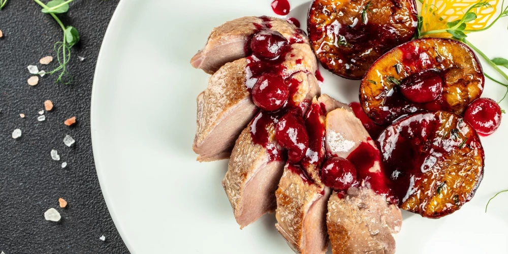 Cepta pīles krūtiņa ar plūmēm