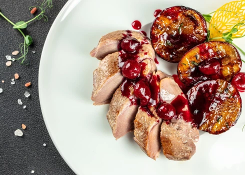 Cepta pīles krūtiņa ar plūmēm