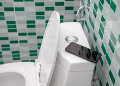 Ārsti brīdina: telefona lietošana tualetē nav tik nevainīga, kā šķiet