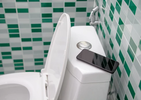 Tualetē lietojot telefonu, ievērojami pieaug veselības riski. 