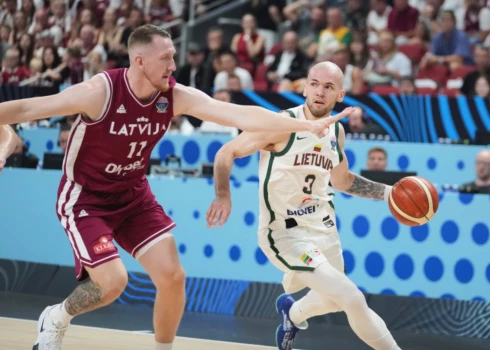 Latvijas basketbolisti Eiropas čempionāta astotdaļfinālā pēc pirmā puslaika ar 37:47 zaudē Lietuvai.