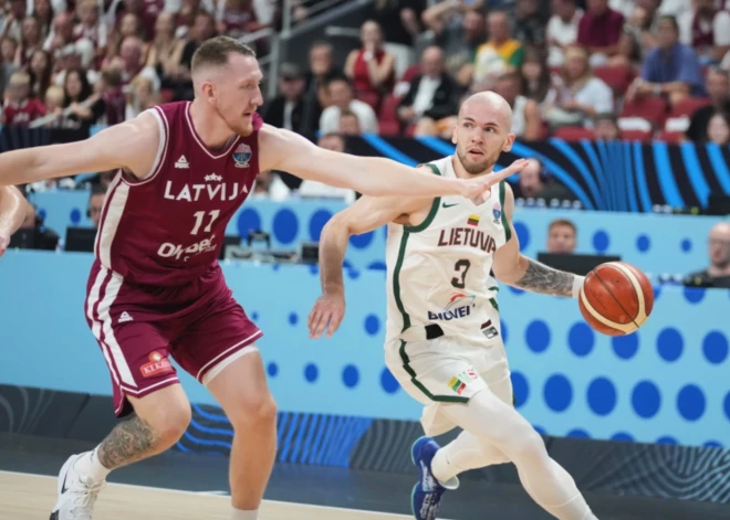 Latvijas basketbolisti Eiropas čempionāta astotdaļfinālā pēc pirmā puslaika ar 37:47 zaudē Lietuvai