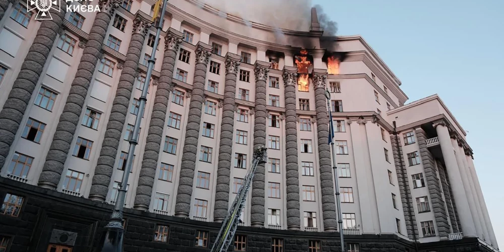 Обломки БПЛА впервые упали на здание правительства Украины.
