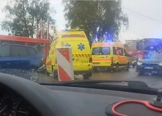 ВИДЕО: после столкновения с другим автомобилем и наезда на дерево в Риге погиб водитель