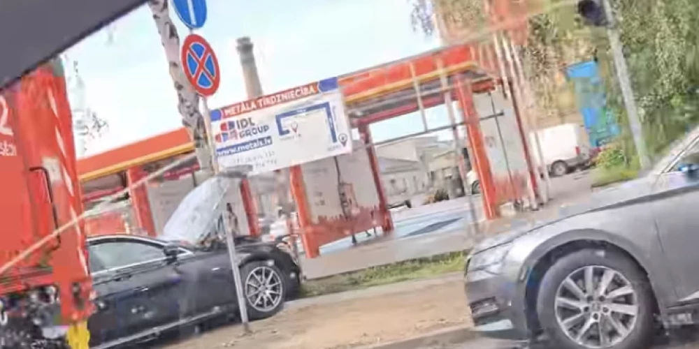 Sadursmē dzīvību zaudēja "Mercedes-Benz" autovadītājs.