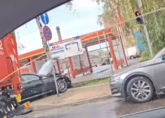 Sadursmē dzīvību zaudēja "Mercedes-Benz" autovadītājs.