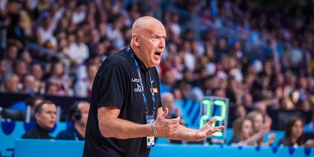 Rims Kurtinaitis spēlē pret Latviju. 