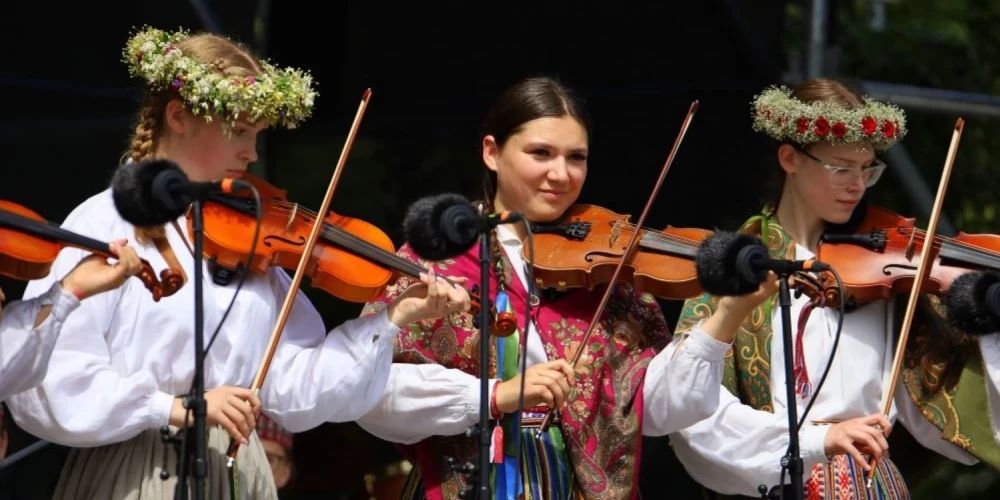 Pasākuma laikā jaunieši vecumā no 15 līdz 25 gadiem praktiskās nodarbībās apgūs tradicionālo dziedāšanu, mūzikas instrumentu spēli, deju un iepazīs arī Kuldīgas un suitu kultūras mantojumu.