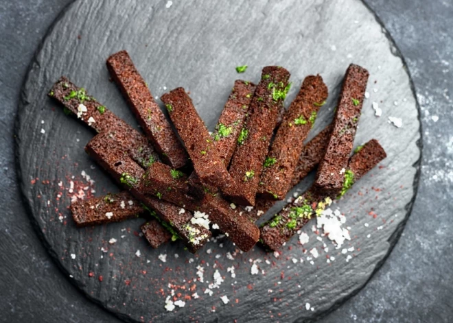 Домашние чесночные сухарики: вкуснее магазинных в разы