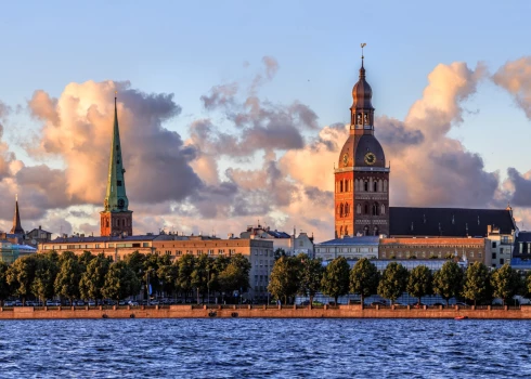 Rīgā pirmdienas rīta pusē būs neliels mākoņu daudzums, bet vēlāk skaidrosies un spoži spīdēs saule.