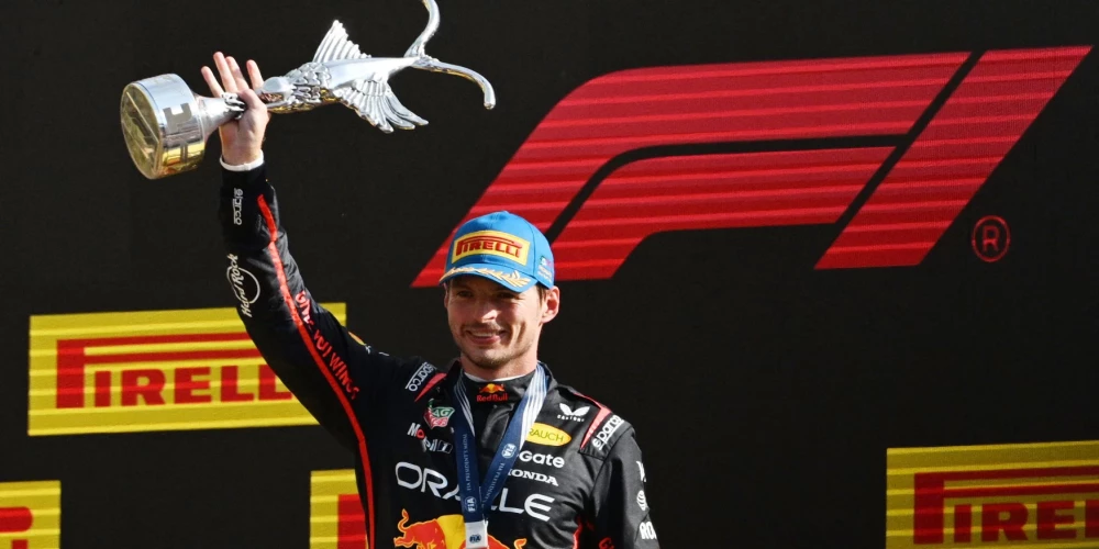 Makss Verstapens ar Itālijas "Grand Prix" trofeju