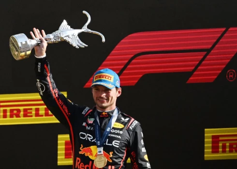 Makss Verstapens ar Itālijas "Grand Prix" trofeju