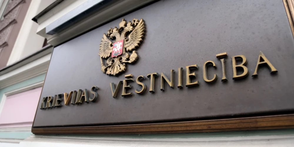Plāksne pie Krievijas vēstniecības ēkas Rīgā
