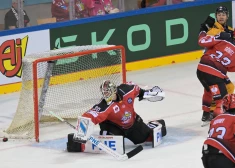 Kristers Gudļevskis kā mūris "Pinguins" vārtos uzvarētā IIHF Čempionu līgas spēlē