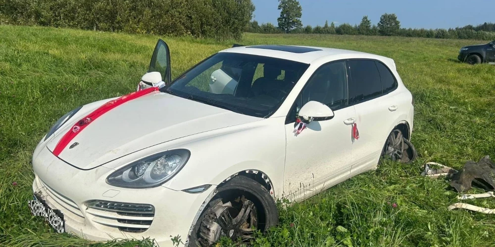 Trešdien, 3. septembrī, par valsts robežu nelikumīgi šķērsojušu personu pārvadāšanu robežsargi Krāslavas novadā aizturēja vienu Igaunijas pilsoni, kurš centās bēgt no robežsargiem.